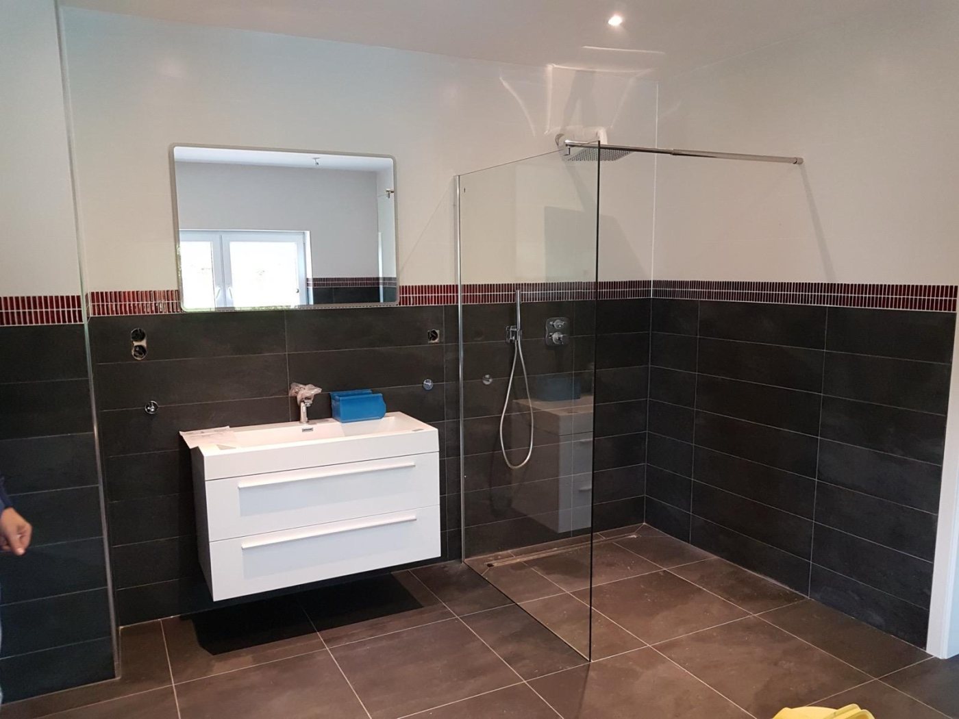 Modernisiertes Bad mit Sanitaerobjekten und Dusche