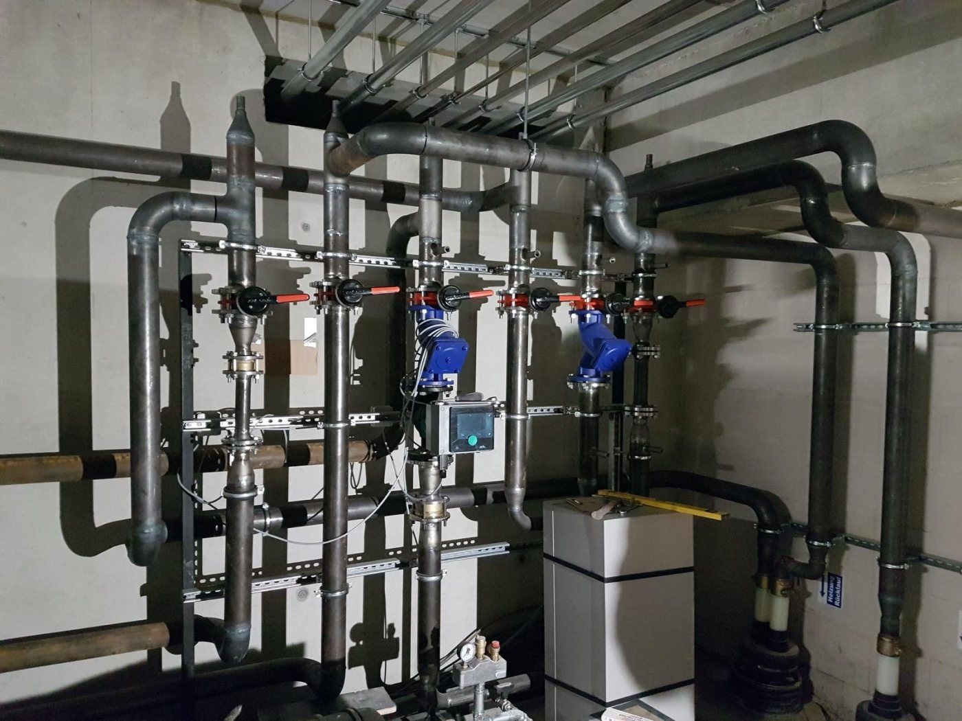 Heizzentrale mit Verteilern Pumpengruppen und Rohrleitungen