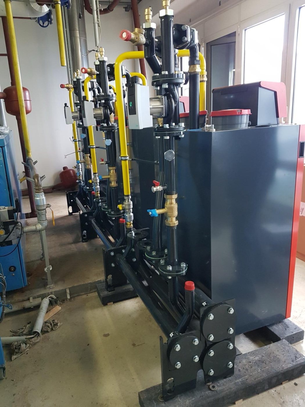 Heizzentrale mit Verteilern Pumpengruppen und Rohrleitungen